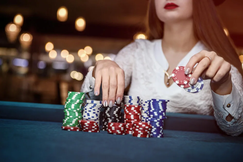 femme avec jetons de casino